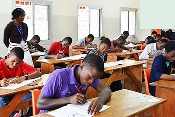 BAC F4 Cameroun Que faire après un Bac F4 ? Les formations en génie civil Le Bac F4 est un baccalauréat technique orienté vers le bâtiment et les travaux publics (BTP). Il prépare les élèves aux métiers de la construction, de l'architecture, de la topographie et des infrastructures. Au Cameroun, les titulaires d'un Bac F4 peuvent poursuivre leurs études dans plusieurs écoles d'ingénieurs, instituts professionnels et universités afin d'accéder à des métiers très recherchés. Découvrez les meilleures formations en génie civil après un Bac F4. Pourquoi choisir le génie civil après un Bac F4 ? Le Cameroun poursuit le développement de ses infrastructures à travers la construction de routes, ponts, logements, hôpitaux, écoles et bâtiments publics. Cette dynamique crée une forte demande en techniciens et ingénieurs qualifiés dans le secteur du BTP. Le Bac F4 offre une excellente base pour évoluer dans ces métiers grâce à sa formation en dessin technique, construction, résistance des matériaux et topographie. Les meilleures formations après un Bac F4 1. Génie civil Le génie civil est la poursuite naturelle des études après un Bac F4. Débouchés Ingénieur en génie civil Conducteur de travaux Chef de chantier Bureau d'études Responsable de projet Les diplômés participent à la conception, à la réalisation et à la gestion des infrastructures. 2. Bâtiment et Travaux Publics (BTP) Cette formation prépare aux métiers de la construction de bâtiments, de routes, de ponts et d'autres ouvrages. Débouchés Technicien BTP Conducteur de travaux Chef de chantier Contrôleur de travaux 3. Topographie et géomatique La topographie est indispensable à tous les projets de construction. Débouchés Topographe Géomètre Technicien SIG Chargé d'études foncières 4. Architecture Les titulaires d'un Bac F4 ayant un intérêt pour la conception des bâtiments peuvent poursuivre des études en architecture. Débouchés Architecte Dessinateur-projeteur Urbaniste Consultant en architecture 5. Urbanisme et aménagement Cette spécialité prépare à la planification des villes et au développement des infrastructures urbaines. Débouchés Urbaniste Chargé d'aménagement Consultant en développement urbain 6. Génie rural Le génie rural est consacré aux infrastructures agricoles et hydrauliques. Débouchés Ingénieur en génie rural Responsable hydraulique Chargé d'aménagement rural 7. Gestion de projets de construction Cette formation permet de coordonner les aspects techniques, financiers et humains des chantiers. Débouchés Chef de projet Coordinateur de chantier Responsable qualité Consultant BTP Les écoles accessibles après un Bac F4 Les titulaires d'un Bac F4 peuvent poursuivre leurs études dans plusieurs établissements reconnus. Écoles publiques École Nationale Supérieure des Travaux Publics (ENSTP) Écoles Nationales Supérieures Polytechniques (ENSP) Instituts Universitaires de Technologie (IUT) Écoles Normales Supérieures de l'Enseignement Technique (ENSET) Écoles privées De nombreux instituts privés proposent des formations en : Génie civil Bâtiment Travaux publics Topographie Architecture Gestion de chantier Selon les établissements, l'admission peut se faire sur concours ou sur étude de dossier. Les métiers qui recrutent Après votre formation, vous pourrez exercer des métiers tels que : Ingénieur en génie civil Conducteur de travaux Chef de chantier Topographe Géomètre Dessinateur-projeteur Responsable qualité BTP Technicien en bâtiment Consultant en construction Entrepreneur en BTP Les compétences à développer Pour réussir dans le secteur du bâtiment, il est recommandé de maîtriser : Les logiciels de conception comme AutoCAD, Revit ou ArchiCAD. Le dessin technique. La lecture de plans. La gestion de chantier. Les normes de construction. La sécurité sur les chantiers. La gestion de projet. Ces compétences sont très appréciées par les entreprises. Les secteurs qui recrutent Les diplômés en génie civil et en bâtiment travaillent notamment dans : Les entreprises de BTP. Les bureaux d'études. Les sociétés immobilières. Les collectivités territoriales. Les cabinets d'architecture. Les entreprises de travaux publics. Les organismes de développement. Les sociétés de génie-conseil. Conclusion Le Bac F4 ouvre la voie à de nombreuses carrières dans le secteur du bâtiment et des infrastructures. Les formations en génie civil, BTP, topographie, architecture et urbanisme offrent d'excellentes perspectives d'emploi au Cameroun. En choisissant une école reconnue et en développant des compétences techniques solides, vous pourrez participer à la réalisation des grands projets de construction et bâtir une carrière durable dans un secteur essentiel au développement du pays.