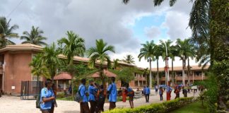 Guide des Établissements Secondaires avec Bibliothèques au Cameroun Établissements Secondaires CAMEROUN