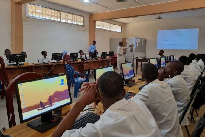 Établissements Secondaires avec Salles Informatiques CAMEROUN Établissements Secondaires avec Salles Informatiques CAMEROUN