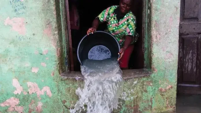 FEMME QUI VERSE L'EAU gros sel à la maison POUR CHASSER LES INONDATION