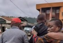 Bamenda : un jeune homme pris à partie par une foule, ses parents interviennent pour le mettre en sécurité