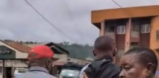 Bamenda : un jeune homme pris à partie par une foule, ses parents interviennent pour le mettre en sécurité