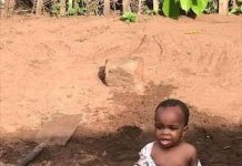 Cette méthode surprenante utilisée dans certains villages Camerounais pour aider les enfants à marcher