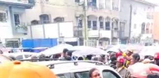 Douala : une jeune femme sort nue d’un hôtel et affirme qu’un homme lui aurait « mis un serpent » dans le corps
