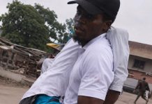 Afrique du Sud : une image poignante au cœur des tensions xénophobes visant des migrants africains