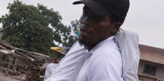 Afrique du Sud : une image poignante au cœur des tensions xénophobes visant des migrants africains
