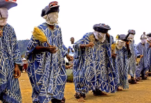 Le Ndop (pagne traditionnel bamiléké) : signification, histoire et usages Le Ndop (pagne traditionnel bamiléké)