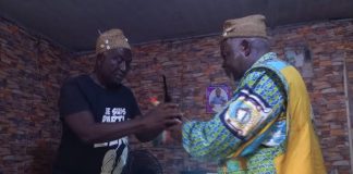Le toquer-porte chez les Bamiléké : signification, déroulement et importance dans le mariage traditionnel Le toquer-porte BAMILEKE