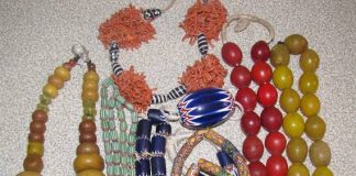 Les perles et leur symbolisme dans la royauté camerounaise Les perles traditionnelles