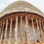 Les symboles présents à l’entrée des palais traditionnels au Cameroun Les symboles présents à l'entrée des palais traditionnels au Cameroun