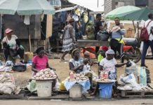 Comment le Cameroun lutte-t-il contre la vie chère ? Mesures, défis et perspectives Pourquoi les prix augmentent-ils au Cameroun ? Causes de la hausse du coût de la vie ## Pourquoi les prix augmentent-ils au Cameroun ? La hausse des prix au Cameroun s'explique par une combinaison de facteurs nationaux et internationaux. Le coût des produits alimentaires, du transport, de l'énergie et de certains biens importés est influencé par l'évolution de l'économie mondiale, les coûts de production, les conditions climatiques et les politiques économiques. Lorsque les prix augmentent de manière générale, on parle d'**inflation**. Cette situation réduit le pouvoir d'achat des ménages, car une même somme d'argent permet d'acheter moins de biens et de services. ## 1. La hausse des prix des produits alimentaires Les produits alimentaires représentent une part importante des dépenses des ménages camerounais. Plusieurs facteurs peuvent entraîner une augmentation de leurs prix : * des récoltes moins abondantes en raison des conditions climatiques ; * l'augmentation du coût des engrais et des intrants agricoles ; * les difficultés de transport entre les zones de production et les villes ; * la hausse de la demande sur certains produits. Les denrées comme le riz, le maïs, l'huile, le poisson ou les légumes peuvent ainsi connaître des variations de prix selon les saisons et les conditions du marché. ## 2. L'augmentation des coûts du transport Le transport joue un rôle essentiel dans la formation des prix. Lorsque les coûts du carburant, de l'entretien des véhicules ou du fret augmentent, les commerçants répercutent souvent une partie de ces dépenses sur le prix final des produits. Les mauvaises conditions de certaines routes ou les longues distances entre les zones de production et les marchés peuvent également accroître les coûts logistiques. ## 3. La hausse des prix des produits importés Le Cameroun importe une partie de ses produits alimentaires, de ses équipements, de ses médicaments et de ses biens de consommation. Lorsque les prix internationaux augmentent ou que les coûts du transport maritime deviennent plus élevés, les importateurs paient davantage pour leurs marchandises, ce qui peut entraîner une hausse des prix pour les consommateurs. ## 4. Les tensions sur les marchés internationaux Les crises internationales peuvent avoir un impact sur les prix au Cameroun. Par exemple : * les conflits affectant les chaînes d'approvisionnement ; * les fluctuations du prix du pétrole ; * les variations des cours des matières premières ; * les difficultés du commerce international. Ces facteurs influencent directement le coût de nombreux produits importés. ## 5. L'évolution de la demande Lorsque la demande augmente plus rapidement que l'offre disponible, les prix peuvent également progresser. Cela peut se produire notamment : * pendant les fêtes de fin d'année ; * à la rentrée scolaire ; * lors de certaines périodes agricoles ; * en cas de pénurie temporaire de certains produits. ## 6. Les effets du changement climatique Les phénomènes climatiques, comme les sécheresses, les fortes pluies ou les inondations, peuvent réduire les récoltes agricoles. Une baisse de la production entraîne souvent une diminution de l'offre sur les marchés, ce qui favorise la hausse des prix. ## Quelles sont les conséquences de la hausse des prix ? L'augmentation du coût de la vie peut avoir plusieurs effets : * une baisse du pouvoir d'achat des ménages ; * des dépenses alimentaires plus importantes ; * une diminution de l'épargne ; * une augmentation des coûts de production pour les entreprises ; * une pression sur les revenus des familles. Les populations les plus modestes sont généralement les plus exposées à ces hausses. ## Que fait le gouvernement ? Pour limiter les effets de la hausse des prix, les autorités mettent en œuvre différentes mesures, parmi lesquelles : * le soutien à la production agricole locale ; * des contrôles sur les prix de certains produits réglementés ; * des investissements dans les infrastructures de transport ; * des programmes visant à renforcer la sécurité alimentaire. Parallèlement, la **Banque des États de l'Afrique Centrale (BEAC)** adapte sa politique monétaire afin de contribuer à la maîtrise de l'inflation. ## Comment les ménages peuvent-ils faire face à la hausse des prix ? Quelques bonnes pratiques peuvent permettre de mieux gérer son budget : * comparer les prix avant d'acheter ; * privilégier les produits locaux lorsqu'ils sont disponibles ; * planifier ses achats ; * éviter le gaspillage alimentaire ; * constituer une épargne lorsque cela est possible. ## Questions fréquentes ### Pourquoi les produits alimentaires deviennent-ils plus chers ? Les principales causes sont l'augmentation des coûts de production, les difficultés de transport, les conditions climatiques et l'évolution des prix internationaux. ### Le Cameroun est-il le seul pays concerné ? Non. De nombreux pays ont connu une hausse des prix ces dernières années sous l'effet des tensions sur les marchés mondiaux, de l'augmentation des coûts de l'énergie et des perturbations des chaînes d'approvisionnement. ### La hausse des prix va-t-elle continuer ? L'évolution des prix dépend de nombreux facteurs, notamment des récoltes agricoles, des prix du pétrole, de la situation économique mondiale et des politiques économiques mises en œuvre. ### Quelle est la différence entre inflation et vie chère ? L'inflation mesure l'augmentation générale des prix dans l'économie. La vie chère correspond au ressenti des ménages lorsque cette hausse des prix réduit leur pouvoir d'achat. ## Conclusion La hausse des prix au Cameroun résulte d'un ensemble de facteurs économiques, climatiques et internationaux. Les coûts du transport, des produits importés, de l'énergie et des denrées alimentaires influencent directement le budget des ménages. Pour limiter les effets de cette situation, les pouvoirs publics, les entreprises et les consommateurs ont chacun un rôle à jouer afin de favoriser une économie plus résiliente et une meilleure maîtrise du coût de la vie.
