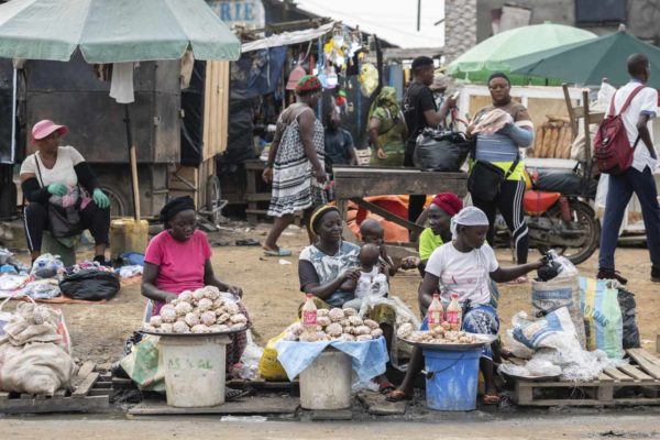 CAMEROON-LIFESTYLE Pourquoi les prix augmentent-ils au Cameroun ? Causes de la hausse du coût de la vie ## Pourquoi les prix augmentent-ils au Cameroun ? La hausse des prix au Cameroun s'explique par une combinaison de facteurs nationaux et internationaux. Le coût des produits alimentaires, du transport, de l'énergie et de certains biens importés est influencé par l'évolution de l'économie mondiale, les coûts de production, les conditions climatiques et les politiques économiques. Lorsque les prix augmentent de manière générale, on parle d'**inflation**. Cette situation réduit le pouvoir d'achat des ménages, car une même somme d'argent permet d'acheter moins de biens et de services. ## 1. La hausse des prix des produits alimentaires Les produits alimentaires représentent une part importante des dépenses des ménages camerounais. Plusieurs facteurs peuvent entraîner une augmentation de leurs prix : * des récoltes moins abondantes en raison des conditions climatiques ; * l'augmentation du coût des engrais et des intrants agricoles ; * les difficultés de transport entre les zones de production et les villes ; * la hausse de la demande sur certains produits. Les denrées comme le riz, le maïs, l'huile, le poisson ou les légumes peuvent ainsi connaître des variations de prix selon les saisons et les conditions du marché. ## 2. L'augmentation des coûts du transport Le transport joue un rôle essentiel dans la formation des prix. Lorsque les coûts du carburant, de l'entretien des véhicules ou du fret augmentent, les commerçants répercutent souvent une partie de ces dépenses sur le prix final des produits. Les mauvaises conditions de certaines routes ou les longues distances entre les zones de production et les marchés peuvent également accroître les coûts logistiques. ## 3. La hausse des prix des produits importés Le Cameroun importe une partie de ses produits alimentaires, de ses équipements, de ses médicaments et de ses biens de consommation. Lorsque les prix internationaux augmentent ou que les coûts du transport maritime deviennent plus élevés, les importateurs paient davantage pour leurs marchandises, ce qui peut entraîner une hausse des prix pour les consommateurs. ## 4. Les tensions sur les marchés internationaux Les crises internationales peuvent avoir un impact sur les prix au Cameroun. Par exemple : * les conflits affectant les chaînes d'approvisionnement ; * les fluctuations du prix du pétrole ; * les variations des cours des matières premières ; * les difficultés du commerce international. Ces facteurs influencent directement le coût de nombreux produits importés. ## 5. L'évolution de la demande Lorsque la demande augmente plus rapidement que l'offre disponible, les prix peuvent également progresser. Cela peut se produire notamment : * pendant les fêtes de fin d'année ; * à la rentrée scolaire ; * lors de certaines périodes agricoles ; * en cas de pénurie temporaire de certains produits. ## 6. Les effets du changement climatique Les phénomènes climatiques, comme les sécheresses, les fortes pluies ou les inondations, peuvent réduire les récoltes agricoles. Une baisse de la production entraîne souvent une diminution de l'offre sur les marchés, ce qui favorise la hausse des prix. ## Quelles sont les conséquences de la hausse des prix ? L'augmentation du coût de la vie peut avoir plusieurs effets : * une baisse du pouvoir d'achat des ménages ; * des dépenses alimentaires plus importantes ; * une diminution de l'épargne ; * une augmentation des coûts de production pour les entreprises ; * une pression sur les revenus des familles. Les populations les plus modestes sont généralement les plus exposées à ces hausses. ## Que fait le gouvernement ? Pour limiter les effets de la hausse des prix, les autorités mettent en œuvre différentes mesures, parmi lesquelles : * le soutien à la production agricole locale ; * des contrôles sur les prix de certains produits réglementés ; * des investissements dans les infrastructures de transport ; * des programmes visant à renforcer la sécurité alimentaire. Parallèlement, la **Banque des États de l'Afrique Centrale (BEAC)** adapte sa politique monétaire afin de contribuer à la maîtrise de l'inflation. ## Comment les ménages peuvent-ils faire face à la hausse des prix ? Quelques bonnes pratiques peuvent permettre de mieux gérer son budget : * comparer les prix avant d'acheter ; * privilégier les produits locaux lorsqu'ils sont disponibles ; * planifier ses achats ; * éviter le gaspillage alimentaire ; * constituer une épargne lorsque cela est possible. ## Questions fréquentes ### Pourquoi les produits alimentaires deviennent-ils plus chers ? Les principales causes sont l'augmentation des coûts de production, les difficultés de transport, les conditions climatiques et l'évolution des prix internationaux. ### Le Cameroun est-il le seul pays concerné ? Non. De nombreux pays ont connu une hausse des prix ces dernières années sous l'effet des tensions sur les marchés mondiaux, de l'augmentation des coûts de l'énergie et des perturbations des chaînes d'approvisionnement. ### La hausse des prix va-t-elle continuer ? L'évolution des prix dépend de nombreux facteurs, notamment des récoltes agricoles, des prix du pétrole, de la situation économique mondiale et des politiques économiques mises en œuvre. ### Quelle est la différence entre inflation et vie chère ? L'inflation mesure l'augmentation générale des prix dans l'économie. La vie chère correspond au ressenti des ménages lorsque cette hausse des prix réduit leur pouvoir d'achat. ## Conclusion La hausse des prix au Cameroun résulte d'un ensemble de facteurs économiques, climatiques et internationaux. Les coûts du transport, des produits importés, de l'énergie et des denrées alimentaires influencent directement le budget des ménages. Pour limiter les effets de cette situation, les pouvoirs publics, les entreprises et les consommateurs ont chacun un rôle à jouer afin de favoriser une économie plus résiliente et une meilleure maîtrise du coût de la vie.