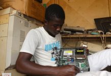 Réparateur d’ordinateurs : métier, formation, salaire et opportunités au Cameroun Réparateur d’ordinateurs