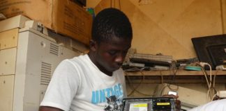 Réparateur d’ordinateurs : métier, formation, salaire et opportunités au Cameroun Réparateur d’ordinateurs