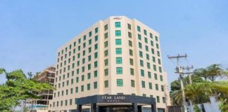 Star Land Hotel Bastos : un hôtel de luxe au cœur de Yaoundé # Star Land Hotel Bastos : un hôtel de luxe au cœur de Yaoundé Le **Star Land Hotel Bastos** est un hôtel 4 étoiles situé dans le quartier résidentiel de **Bastos**, à Yaoundé. Réputé pour son confort, son design moderne et la qualité de ses services, il accueille aussi bien les voyageurs d'affaires que les touristes. Grâce à son emplacement privilégié à proximité des ambassades, des organisations internationales et des principaux centres administratifs, il figure parmi les meilleurs hôtels de la capitale camerounaise. ## Où se trouve le Star Land Hotel Bastos ? L'hôtel est situé sur **l'Avenue Ambassade d'Espagne**, dans le quartier de Bastos, l'un des secteurs les plus calmes et les plus sécurisés de Yaoundé. Cette localisation permet d'accéder rapidement au centre-ville, aux ambassades, aux ministères et à plusieurs attractions touristiques. STAR LAND HOTEL BASTOS ## Des chambres modernes et élégantes Le Star Land Hotel Bastos propose des chambres et des suites spacieuses, décorées dans un style contemporain. Les chambres sont équipées de : * Climatisation. * Wi-Fi haut débit gratuit. * Télévision à écran plat. * Minibar. * Coffre-fort. * Bureau de travail. * Salle de bain privative avec articles de toilette. * Machine à café ou bouilloire selon la catégorie de chambre. ## Les équipements de l'hôtel L'établissement met à la disposition de ses clients de nombreux services haut de gamme : * Piscine extérieure. * Centre de remise en forme. * Spa et espace bien-être. * Hammam. * Restaurants et bar. * Service d'étage 24 h/24. * Parking privé gratuit. * Navette aéroport (sur demande). * Réception ouverte 24 h/24. * Connexion Wi-Fi gratuite dans tout l'hôtel. ## Les restaurants Le Star Land Hotel Bastos dispose de plusieurs espaces de restauration où les visiteurs peuvent déguster : * Une cuisine camerounaise. * Des spécialités africaines. * Des plats internationaux. * Des desserts et pâtisseries. * Une sélection de cocktails et de boissons au bar. ## Un hôtel idéal pour les voyageurs d'affaires Grâce à ses nombreuses salles de réunion et de conférence, le Star Land Hotel Bastos est un lieu prisé pour : * Les conférences. * Les séminaires. * Les formations. * Les réunions professionnelles. * Les réceptions et événements privés. Les salles sont équipées de matériel audiovisuel, d'une connexion Internet et de services adaptés aux entreprises. ## Pourquoi choisir le Star Land Hotel Bastos ? Le Star Land Hotel Bastos se distingue par plusieurs atouts : * Emplacement dans un quartier résidentiel sécurisé. * Chambres modernes et confortables. * Personnel professionnel et accueillant. * Piscine et spa. * Restaurants de qualité. * Espaces adaptés aux événements professionnels. * Excellent rapport qualité-prix pour un hôtel haut de gamme. ## Que visiter à proximité ? Depuis l'hôtel, les visiteurs peuvent facilement rejoindre : * Le quartier de Bastos. * Le Palais des Congrès de Yaoundé. * Le Musée d'Art Camerounais. * Le Musée national. * Le stade Ahmadou Ahidjo. * Les principales ambassades et institutions internationales. ## Comment réserver une chambre ? Il est possible de réserver directement sur le site officiel de l'hôtel ou auprès des principales plateformes de réservation en ligne. ## Conclusion Le Star Land Hotel Bastos est l'un des meilleurs hôtels de Yaoundé pour un séjour d'affaires ou de loisirs. Son emplacement stratégique, ses chambres élégantes, sa piscine, son spa, ses restaurants et ses équipements modernes en font une excellente option pour les voyageurs recherchant confort et qualité de service dans la capitale camerounaise. ## FAQ ### Où se trouve le Star Land Hotel Bastos ? L'hôtel est situé dans le quartier Bastos, sur l'Avenue Ambassade d'Espagne à Yaoundé. ### L'hôtel dispose-t-il d'une piscine ? Oui. Le Star Land Hotel Bastos possède une piscine extérieure accessible aux clients. ### Le Star Land Hotel Bastos propose-t-il un spa ? Oui. L'établissement dispose d'un spa, d'un hammam et d'un espace bien-être. ### L'hôtel est-il adapté aux voyages d'affaires ? Oui. Il dispose de plusieurs salles de conférence, d'espaces de réunion, d'un centre d'affaires et d'une connexion Internet haut débit, ce qui en fait un excellent choix pour les professionnels.