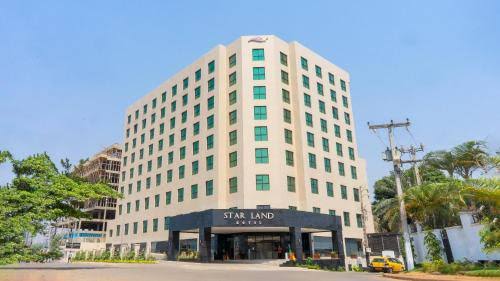 Star Land Hotel Bastos # Star Land Hotel Bastos : un hôtel de luxe au cœur de Yaoundé Le **Star Land Hotel Bastos** est un hôtel 4 étoiles situé dans le quartier résidentiel de **Bastos**, à Yaoundé. Réputé pour son confort, son design moderne et la qualité de ses services, il accueille aussi bien les voyageurs d'affaires que les touristes. Grâce à son emplacement privilégié à proximité des ambassades, des organisations internationales et des principaux centres administratifs, il figure parmi les meilleurs hôtels de la capitale camerounaise. ## Où se trouve le Star Land Hotel Bastos ? L'hôtel est situé sur **l'Avenue Ambassade d'Espagne**, dans le quartier de Bastos, l'un des secteurs les plus calmes et les plus sécurisés de Yaoundé. Cette localisation permet d'accéder rapidement au centre-ville, aux ambassades, aux ministères et à plusieurs attractions touristiques. STAR LAND HOTEL BASTOS ## Des chambres modernes et élégantes Le Star Land Hotel Bastos propose des chambres et des suites spacieuses, décorées dans un style contemporain. Les chambres sont équipées de : * Climatisation. * Wi-Fi haut débit gratuit. * Télévision à écran plat. * Minibar. * Coffre-fort. * Bureau de travail. * Salle de bain privative avec articles de toilette. * Machine à café ou bouilloire selon la catégorie de chambre. ## Les équipements de l'hôtel L'établissement met à la disposition de ses clients de nombreux services haut de gamme : * Piscine extérieure. * Centre de remise en forme. * Spa et espace bien-être. * Hammam. * Restaurants et bar. * Service d'étage 24 h/24. * Parking privé gratuit. * Navette aéroport (sur demande). * Réception ouverte 24 h/24. * Connexion Wi-Fi gratuite dans tout l'hôtel. ## Les restaurants Le Star Land Hotel Bastos dispose de plusieurs espaces de restauration où les visiteurs peuvent déguster : * Une cuisine camerounaise. * Des spécialités africaines. * Des plats internationaux. * Des desserts et pâtisseries. * Une sélection de cocktails et de boissons au bar. ## Un hôtel idéal pour les voyageurs d'affaires Grâce à ses nombreuses salles de réunion et de conférence, le Star Land Hotel Bastos est un lieu prisé pour : * Les conférences. * Les séminaires. * Les formations. * Les réunions professionnelles. * Les réceptions et événements privés. Les salles sont équipées de matériel audiovisuel, d'une connexion Internet et de services adaptés aux entreprises. ## Pourquoi choisir le Star Land Hotel Bastos ? Le Star Land Hotel Bastos se distingue par plusieurs atouts : * Emplacement dans un quartier résidentiel sécurisé. * Chambres modernes et confortables. * Personnel professionnel et accueillant. * Piscine et spa. * Restaurants de qualité. * Espaces adaptés aux événements professionnels. * Excellent rapport qualité-prix pour un hôtel haut de gamme. ## Que visiter à proximité ? Depuis l'hôtel, les visiteurs peuvent facilement rejoindre : * Le quartier de Bastos. * Le Palais des Congrès de Yaoundé. * Le Musée d'Art Camerounais. * Le Musée national. * Le stade Ahmadou Ahidjo. * Les principales ambassades et institutions internationales. ## Comment réserver une chambre ? Il est possible de réserver directement sur le site officiel de l'hôtel ou auprès des principales plateformes de réservation en ligne. ## Conclusion Le Star Land Hotel Bastos est l'un des meilleurs hôtels de Yaoundé pour un séjour d'affaires ou de loisirs. Son emplacement stratégique, ses chambres élégantes, sa piscine, son spa, ses restaurants et ses équipements modernes en font une excellente option pour les voyageurs recherchant confort et qualité de service dans la capitale camerounaise. ## FAQ ### Où se trouve le Star Land Hotel Bastos ? L'hôtel est situé dans le quartier Bastos, sur l'Avenue Ambassade d'Espagne à Yaoundé. ### L'hôtel dispose-t-il d'une piscine ? Oui. Le Star Land Hotel Bastos possède une piscine extérieure accessible aux clients. ### Le Star Land Hotel Bastos propose-t-il un spa ? Oui. L'établissement dispose d'un spa, d'un hammam et d'un espace bien-être. ### L'hôtel est-il adapté aux voyages d'affaires ? Oui. Il dispose de plusieurs salles de conférence, d'espaces de réunion, d'un centre d'affaires et d'une connexion Internet haut débit, ce qui en fait un excellent choix pour les professionnels.
