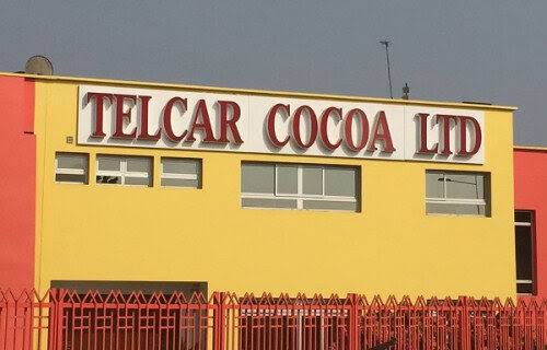 Telcar Cocoa Ltd # Telcar Cocoa Ltd : histoire, activités, exportation de cacao et rôle dans l'économie camerounaise ## Qu'est-ce que Telcar Cocoa Ltd ? **Telcar Cocoa Ltd** est l'une des principales entreprises de commercialisation et d'exportation de cacao au Cameroun. Basée à Bonabéri, à Douala, la société est reconnue pour son rôle majeur dans la collecte, le traitement et l'exportation des fèves de cacao camerounaises vers les marchés internationaux. Depuis plus de trois décennies, elle contribue au développement de la filière cacao, l'un des secteurs les plus importants de l'économie du pays. ## L'histoire de Telcar Cocoa Ltd Telcar Cocoa a débuté ses activités en 1991 comme entreprise individuelle avant d'évoluer progressivement. En 1995, elle devient une société de négoce de matières premières, puis adopte le nom **Telcar Cocoa Ltd** en 2001. Son développement rapide lui a permis de devenir l'un des principaux exportateurs de cacao du Cameroun. ## Les activités de Telcar Cocoa L'entreprise intervient dans plusieurs domaines de la filière cacao : * achat des fèves de cacao auprès des producteurs ; * contrôle de la qualité ; * nettoyage et tri des fèves ; * stockage et logistique ; * exportation vers les marchés internationaux ; * accompagnement des producteurs dans les programmes de certification et de durabilité. Grâce à ces activités, Telcar Cocoa joue un rôle essentiel dans la valorisation du cacao camerounais. ## Une entreprise engagée dans la qualité Telcar Cocoa dispose d'installations modernes permettant le nettoyage, le calibrage, le polissage et le tri des fèves de cacao avant leur exportation. L'entreprise met également en œuvre des normes de qualité internationales afin de répondre aux exigences des chocolatiers et des industriels du cacao. ## Le partenariat avec les producteurs L'entreprise travaille avec de nombreuses coopératives et producteurs de cacao dans plusieurs régions du Cameroun, notamment : * le Centre ; * le Sud ; * le Sud-Ouest ; * d'autres bassins de production. Elle accompagne les planteurs à travers des formations sur les bonnes pratiques agricoles, l'amélioration de la qualité des récoltes et les exigences des certifications internationales. ## Le rôle de Kate Fotso Telcar Cocoa est dirigée par **Kate Kanyi-Tometi Fotso**, figure majeure de l'agro-industrie camerounaise. Sous sa direction, l'entreprise est devenue l'un des principaux exportateurs de cacao du pays et s'est engagée dans des programmes de développement durable, de traçabilité et de professionnalisation de la filière. ## L'importance de Telcar Cocoa pour l'économie camerounaise Pendant de nombreuses années, Telcar Cocoa a figuré parmi les premiers exportateurs de cacao du Cameroun. L'entreprise participe à : * la création d'emplois directs et indirects ; * l'amélioration des revenus des producteurs ; * la promotion du cacao camerounais à l'international ; * le renforcement de la qualité des exportations. Le cacao demeure l'un des principaux produits agricoles d'exportation du Cameroun, faisant de Telcar Cocoa un acteur stratégique de cette filière. ## Les défis récents Ces dernières années, la filière cacao a connu plusieurs évolutions. La fin du partenariat historique entre Telcar Cocoa et le négociant international Cargill a entraîné une baisse des volumes commercialisés par l'entreprise. Parallèlement, les nouvelles exigences internationales en matière de traçabilité et de lutte contre la déforestation conduisent les exportateurs camerounais à renforcer leurs systèmes de contrôle et d'accompagnement des producteurs. ## Les engagements en faveur d'un cacao durable Telcar Cocoa participe à des initiatives visant à promouvoir un cacao durable et traçable. L'entreprise soutient notamment : * la certification des plantations ; * les bonnes pratiques agricoles ; * la protection de l'environnement ; * l'amélioration des conditions de vie des producteurs ; * la conformité aux réglementations internationales, notamment celles de l'Union européenne sur la traçabilité du cacao. ## Pourquoi Telcar Cocoa est une référence au Cameroun ? Telcar Cocoa est reconnue pour : * son expertise dans l'exportation du cacao ; * son réseau de collecte couvrant plusieurs régions ; * son engagement en faveur de la qualité ; * son accompagnement des producteurs ; * son rôle dans le rayonnement du cacao camerounais sur les marchés internationaux. Ces atouts en font l'une des entreprises les plus influentes de la filière cacao au Cameroun. ## Conclusion Telcar Cocoa Ltd