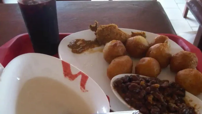 Vente de beignets, haricots et bouillie