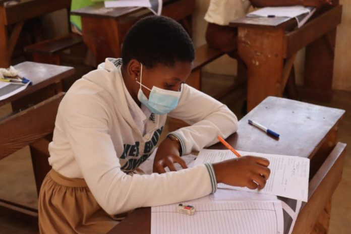 après un Bac F1 au Cameroun