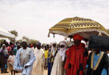 Comment se déroule l’accueil d’un chef traditionnel au Cameroun ? un chef traditionnel au Cameroun