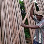 Les matériaux utilisés avant le ciment au Cameroun Bois, terre, bambou, raphia