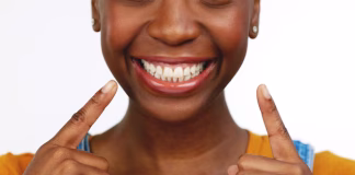 Astuce camerounaise pour blanchir les dents naturellement blanchir les dents femme noire