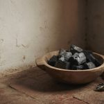 Certaines personnes gardent du charbon dans un coin de la maison au Cameroun charbon dans un coin de la maison