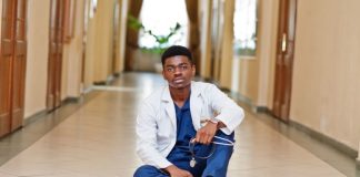 Comment obtenir un financement pour une startup au Cameroun ? # Pourquoi les jeunes diplômés ne trouvent-ils pas d'emploi au Cameroun ? Chaque année, des milliers de jeunes obtiennent un diplôme dans les universités, les grandes écoles et les instituts de formation du Cameroun. Pourtant, beaucoup rencontrent des difficultés pour décrocher un premier emploi. Cette situation s'explique par plusieurs facteurs économiques, éducatifs et sociaux. Voici les principales raisons pour lesquelles de nombreux jeunes diplômés peinent à trouver un emploi au Cameroun. ## 1. Un nombre insuffisant d'emplois Le marché du travail camerounais ne crée pas suffisamment d'emplois pour absorber le nombre croissant de diplômés. Chaque année, les établissements d'enseignement supérieur forment davantage de jeunes, tandis que les recrutements progressent à un rythme plus lent. Cette différence entre l'offre et la demande d'emploi entraîne une forte concurrence entre les candidats. ## 2. L'inadéquation entre les formations et les besoins des entreprises Certaines formations universitaires préparent moins directement aux métiers les plus recherchés par les entreprises. À l'inverse, plusieurs secteurs, comme le numérique, les métiers techniques, l'industrie ou certaines spécialités de la santé, peinent parfois à recruter des profils adaptés. Les employeurs recherchent souvent des compétences pratiques en plus des connaissances théoriques. ## 3. Le manque d'expérience professionnelle De nombreuses entreprises privilégient les candidats ayant déjà une expérience. Pour un jeune diplômé, cette exigence peut être difficile à satisfaire, surtout lorsqu'il n'a effectué que peu de stages ou de missions professionnelles pendant ses études. ## 4. Une forte concurrence Pour certains postes, plusieurs centaines de candidats peuvent postuler à une seule offre d'emploi. Même des diplômés qualifiés peuvent donc ne pas être retenus, simplement parce que le nombre de postes disponibles est limité. ## 5. Le poids du secteur informel Une grande partie de l'économie camerounaise fonctionne dans le secteur informel. Beaucoup d'activités n'offrent pas de contrats de travail formels ou recrutent en dehors des procédures classiques, ce qui réduit les opportunités d'emplois salariés stables. ## 6. Des compétences numériques parfois insuffisantes Aujourd'hui, de nombreuses entreprises recherchent des candidats maîtrisant : * les outils bureautiques ; * les logiciels spécialisés ; * le marketing digital ; * la communication en ligne ; * l'analyse de données ; * les langues étrangères, notamment l'anglais. Les diplômés qui développent ces compétences améliorent souvent leur employabilité. ## 7. Des attentes salariales élevées Certains jeunes diplômés préfèrent attendre un emploi correspondant parfaitement à leurs attentes en matière de salaire ou de statut. Dans certains cas, accepter un premier poste permettant d'acquérir de l'expérience peut faciliter l'accès à de meilleures opportunités par la suite. ## 8. Le faible développement de certains secteurs Bien que des investissements soient réalisés dans plusieurs domaines, certains secteurs économiques ne se développent pas assez rapidement pour absorber le nombre de nouveaux diplômés. Le dynamisme de secteurs comme l'industrie, la transformation agricole, les technologies ou le tourisme influence directement la création d'emplois. ## 9. Les difficultés de création d'entreprise L'entrepreneuriat représente une alternative à l'emploi salarié, mais de nombreux jeunes rencontrent des obstacles : * accès limité au financement ; * manque d'accompagnement ; * difficultés administratives ; * accès restreint aux marchés. Ces contraintes freinent le développement de nouvelles entreprises capables de créer des emplois. ## Comment améliorer ses chances de trouver un emploi ? Les jeunes diplômés peuvent renforcer leur profil en : * effectuant des stages ou des missions de bénévolat ; * suivant des formations complémentaires et des certifications ; * développant leurs compétences numériques ; * améliorant leur niveau en anglais ou dans d'autres langues ; * créant un réseau professionnel ; * adaptant leur CV à chaque offre d'emploi ; * envisageant l'entrepreneuriat ou le travail indépendant lorsque cela est possible. ## Quels secteurs recrutent le plus ? Selon les besoins des entreprises, plusieurs domaines offrent régulièrement des opportunités : * les technologies de l'information ; * les télécommunications ; * les banques et assurances ; * l'agro-industrie ; * le bâtiment et les travaux publics ; * la santé ; * le commerce et la distribution ; * les énergies renouvelables. Les besoins évoluent toutefois en fonction de la conjoncture économique et des investissements. ## Conclusion Les difficultés d'insertion professionnelle des jeunes diplômés au Cameroun s'expliquent par un ensemble de facteurs : un nombre limité d'emplois, une forte concurrence, le manque d'expérience et l'évolution des besoins des employeurs. En développant des compétences recherchées, en multipliant les expériences professionnelles et en restant ouverts à différentes opportunités, les diplômés peuvent améliorer leurs perspectives d'emploi. Parallèlement, le développement économique, l'investissement privé et l'adaptation des formations aux besoins du marché restent des leviers importants pour favoriser l'emploi des jeunes.