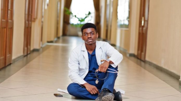 financement de jeune startup # Pourquoi les jeunes diplômés ne trouvent-ils pas d'emploi au Cameroun ? Chaque année, des milliers de jeunes obtiennent un diplôme dans les universités, les grandes écoles et les instituts de formation du Cameroun. Pourtant, beaucoup rencontrent des difficultés pour décrocher un premier emploi. Cette situation s'explique par plusieurs facteurs économiques, éducatifs et sociaux. Voici les principales raisons pour lesquelles de nombreux jeunes diplômés peinent à trouver un emploi au Cameroun. ## 1. Un nombre insuffisant d'emplois Le marché du travail camerounais ne crée pas suffisamment d'emplois pour absorber le nombre croissant de diplômés. Chaque année, les établissements d'enseignement supérieur forment davantage de jeunes, tandis que les recrutements progressent à un rythme plus lent. Cette différence entre l'offre et la demande d'emploi entraîne une forte concurrence entre les candidats. ## 2. L'inadéquation entre les formations et les besoins des entreprises Certaines formations universitaires préparent moins directement aux métiers les plus recherchés par les entreprises. À l'inverse, plusieurs secteurs, comme le numérique, les métiers techniques, l'industrie ou certaines spécialités de la santé, peinent parfois à recruter des profils adaptés. Les employeurs recherchent souvent des compétences pratiques en plus des connaissances théoriques. ## 3. Le manque d'expérience professionnelle De nombreuses entreprises privilégient les candidats ayant déjà une expérience. Pour un jeune diplômé, cette exigence peut être difficile à satisfaire, surtout lorsqu'il n'a effectué que peu de stages ou de missions professionnelles pendant ses études. ## 4. Une forte concurrence Pour certains postes, plusieurs centaines de candidats peuvent postuler à une seule offre d'emploi. Même des diplômés qualifiés peuvent donc ne pas être retenus, simplement parce que le nombre de postes disponibles est limité. ## 5. Le poids du secteur informel Une grande partie de l'économie camerounaise fonctionne dans le secteur informel. Beaucoup d'activités n'offrent pas de contrats de travail formels ou recrutent en dehors des procédures classiques, ce qui réduit les opportunités d'emplois salariés stables. ## 6. Des compétences numériques parfois insuffisantes Aujourd'hui, de nombreuses entreprises recherchent des candidats maîtrisant : * les outils bureautiques ; * les logiciels spécialisés ; * le marketing digital ; * la communication en ligne ; * l'analyse de données ; * les langues étrangères, notamment l'anglais. Les diplômés qui développent ces compétences améliorent souvent leur employabilité. ## 7. Des attentes salariales élevées Certains jeunes diplômés préfèrent attendre un emploi correspondant parfaitement à leurs attentes en matière de salaire ou de statut. Dans certains cas, accepter un premier poste permettant d'acquérir de l'expérience peut faciliter l'accès à de meilleures opportunités par la suite. ## 8. Le faible développement de certains secteurs Bien que des investissements soient réalisés dans plusieurs domaines, certains secteurs économiques ne se développent pas assez rapidement pour absorber le nombre de nouveaux diplômés. Le dynamisme de secteurs comme l'industrie, la transformation agricole, les technologies ou le tourisme influence directement la création d'emplois. ## 9. Les difficultés de création d'entreprise L'entrepreneuriat représente une alternative à l'emploi salarié, mais de nombreux jeunes rencontrent des obstacles : * accès limité au financement ; * manque d'accompagnement ; * difficultés administratives ; * accès restreint aux marchés. Ces contraintes freinent le développement de nouvelles entreprises capables de créer des emplois. ## Comment améliorer ses chances de trouver un emploi ? Les jeunes diplômés peuvent renforcer leur profil en : * effectuant des stages ou des missions de bénévolat ; * suivant des formations complémentaires et des certifications ; * développant leurs compétences numériques ; * améliorant leur niveau en anglais ou dans d'autres langues ; * créant un réseau professionnel ; * adaptant leur CV à chaque offre d'emploi ; * envisageant l'entrepreneuriat ou le travail indépendant lorsque cela est possible. ## Quels secteurs recrutent le plus ? Selon les besoins des entreprises, plusieurs domaines offrent régulièrement des opportunités : * les technologies de l'information ; * les télécommunications ; * les banques et assurances ; * l'agro-industrie ; * le bâtiment et les travaux publics ; * la santé ; * le commerce et la distribution ; * les énergies renouvelables. Les besoins évoluent toutefois en fonction de la conjoncture économique et des investissements. ## Conclusion Les difficultés d'insertion professionnelle des jeunes diplômés au Cameroun s'expliquent par un ensemble de facteurs : un nombre limité d'emplois, une forte concurrence, le manque d'expérience et l'évolution des besoins des employeurs. En développant des compétences recherchées, en multipliant les expériences professionnelles et en restant ouverts à différentes opportunités, les diplômés peuvent améliorer leurs perspectives d'emploi. Parallèlement, le développement économique, l'investissement privé et l'adaptation des formations aux besoins du marché restent des leviers importants pour favoriser l'emploi des jeunes.