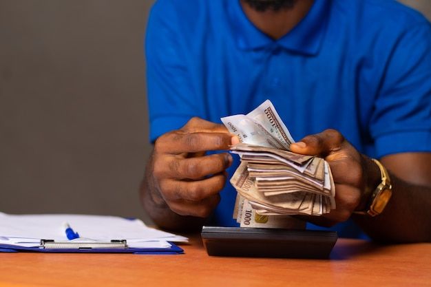 homme riche avec ses 500 000 fcfa par mis homme d'affaire camerounais