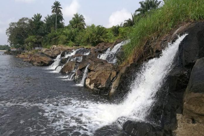 les chutes de la Lobé cameroun les chutes de la Lobé
