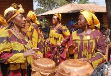 Pourquoi les tambours annoncent les cérémonies au Cameroun ? les tambours au Cameroun