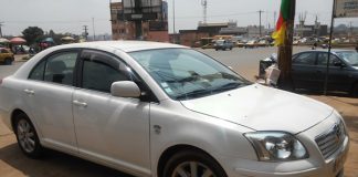 Faut-il louer une voiture au Cameroun ? # Quelles sont les compagnies de bus fiables au Cameroun ? Le transport routier est le moyen de déplacement le plus utilisé au Cameroun. Chaque jour, des milliers de voyageurs empruntent les bus pour relier les grandes villes comme Douala, Yaoundé, Bafoussam, Bamenda, Bertoua, Ngaoundéré, Garoua, Maroua, Kribi ou Limbé. Pour voyager en toute sécurité et dans de bonnes conditions, il est important de choisir une compagnie reconnue pour son professionnalisme, son confort et sa ponctualité. Dans cet article, découvrez les principales compagnies de bus fiables au Cameroun ainsi que des conseils pour bien préparer votre voyage. ## Les meilleures compagnies de bus au Cameroun ### 1. General Express General Express est l'une des plus grandes compagnies de transport interurbain du Cameroun. Elle dessert plusieurs régions du pays avec une importante flotte de bus et propose des services classiques ainsi que des voyages VIP sur certains axes. Elle est particulièrement présente sur les lignes Douala–Yaoundé, Douala–Bafoussam et Yaoundé–Bamenda. ### 2. Touristique Express Touristique Express est réputée pour son réseau national, ses départs réguliers et ses bus de différentes catégories (Standard et VIP selon les destinations). Elle dessert notamment Douala, Yaoundé, Bafoussam, Garoua, Maroua, Ngaoundéré et d'autres villes importantes. ### 3. United Express United Express est une compagnie bien connue des voyageurs reliant principalement Douala, Yaoundé et plusieurs villes de l'Ouest et du Nord-Ouest. Elle propose plusieurs départs quotidiens selon les itinéraires. ### 4. Vatican Express Vatican Express dessert plusieurs villes du Centre, de l'Ouest et du Nord du Cameroun. La compagnie est appréciée par de nombreux voyageurs pour ses dessertes régulières. ### 5. Buca Voyages Buca Voyages fait partie des agences historiques du transport interurbain au Cameroun. Elle dessert différentes villes du pays avec des départs quotidiens. ### 6. Bluebird Express Bluebird Express développe progressivement son réseau avec des bus modernes reliant plusieurs grandes villes du Cameroun. ### 7. Musango Bus Service Musango Bus Service est particulièrement utilisé pour les déplacements entre Douala, Limbé, Buea et certaines villes du Sud-Ouest. ### 8. Royal Intercity Express Royal Intercity Express propose des services interurbains sur plusieurs axes routiers, avec un accent sur le confort des passagers. ## Les principales destinations desservies Les compagnies de bus relient quotidiennement les principales villes du pays, notamment : * Douala * Yaoundé * Bafoussam * Bamenda * Dschang * Bertoua * Ngaoundéré * Garoua * Maroua * Kribi * Limbé * Buea * Ebolowa * Edéa * Kumba Selon la compagnie choisie, plusieurs départs sont proposés chaque jour. ## Comment choisir une compagnie fiable ? Avant de réserver votre billet, prenez en compte les critères suivants : * l'état général des bus ; * le respect des horaires de départ ; * l'expérience des chauffeurs ; * les avis des voyageurs ; * la disponibilité d'un service client ; * les mesures de sécurité appliquées ; * le confort à bord (climatisation, sièges inclinables, espace pour les bagages). Les compagnies qui investissent dans des bus récents et un entretien régulier offrent généralement une meilleure expérience de voyage. ## Bus Standard ou Bus VIP : lequel choisir ? La plupart des grandes compagnies proposent deux catégories de service. ### Bus Standard Le bus standard convient aux voyageurs recherchant un tarif économique. Les sièges sont confortables et les trajets couvrent la majorité des destinations nationales. ### Bus VIP Le service VIP offre généralement : * des sièges plus spacieux ; * une climatisation renforcée ; * moins de passagers par bus ; * davantage d'espace pour les jambes ; * un embarquement plus rapide sur certaines lignes. Ces services se sont développés ces dernières années pour répondre à une demande croissante de confort sur les longs trajets. ## Conseils pour voyager en toute sécurité Pour un voyage agréable : * réservez votre billet à l'avance pendant les périodes de forte affluence ; * arrivez à la gare au moins 30 à 45 minutes avant le départ ; * conservez votre pièce d'identité sur vous ; * étiquetez vos bagages ; * évitez de transporter des objets de valeur dans la soute ; * choisissez les agences officiellement reconnues. ## Peut-on réserver un billet en ligne ? Oui. Plusieurs compagnies proposent désormais la réservation en ligne ou par téléphone, tandis que des plateformes spécialisées permettent également de comparer certaines offres et d'acheter des billets sans se déplacer. ## Conclusion Le Cameroun dispose de plusieurs compagnies de transport interurbain reconnues, parmi lesquelles **General Express**, **Touristique Express**, **United Express**, **Vatican Express**, **Buca Voyages**, **Bluebird Express**, **Musango Bus Service** et **Royal Intercity Express**. Avant de voyager, comparez les horaires, les tarifs, le niveau de confort et les services proposés afin de choisir la compagnie qui répond le mieux à vos besoins. Une réservation anticipée et le choix d'un transporteur fiable vous permettront de voyager dans les meilleures conditions.